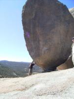 微妙に立っている岩